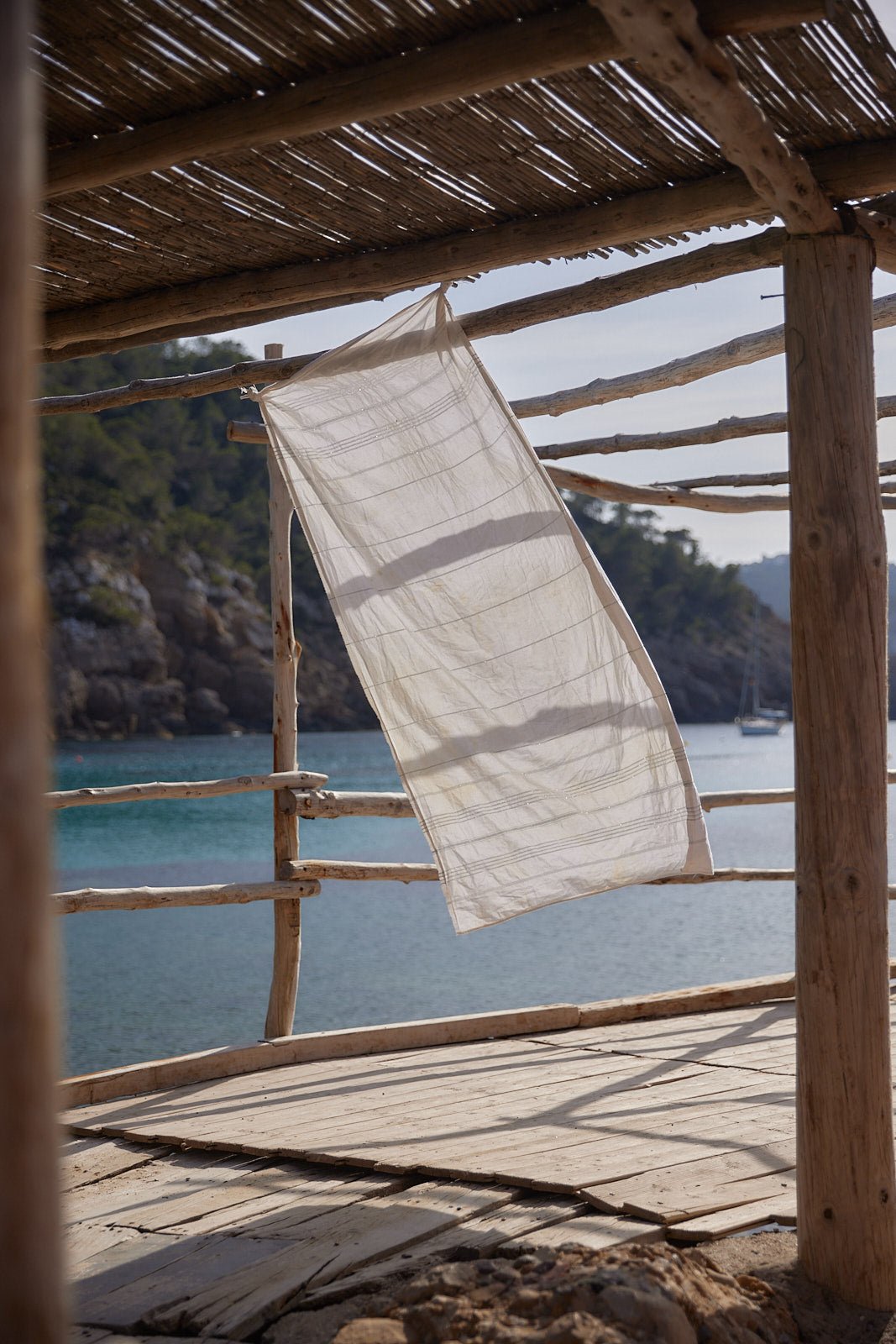 Tela secándose junto al mar en verano, en un artículo sobre cómo conservar los productos cosméticos con el calor