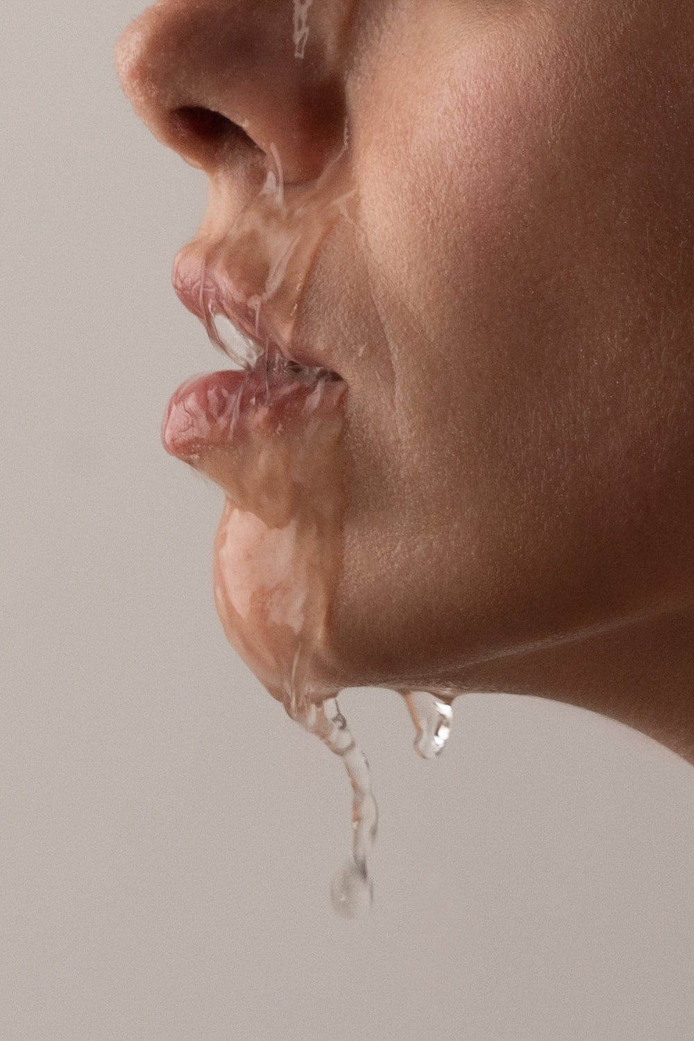 Mujer con agua sobre el rostro durante una rutina de hidratación facial