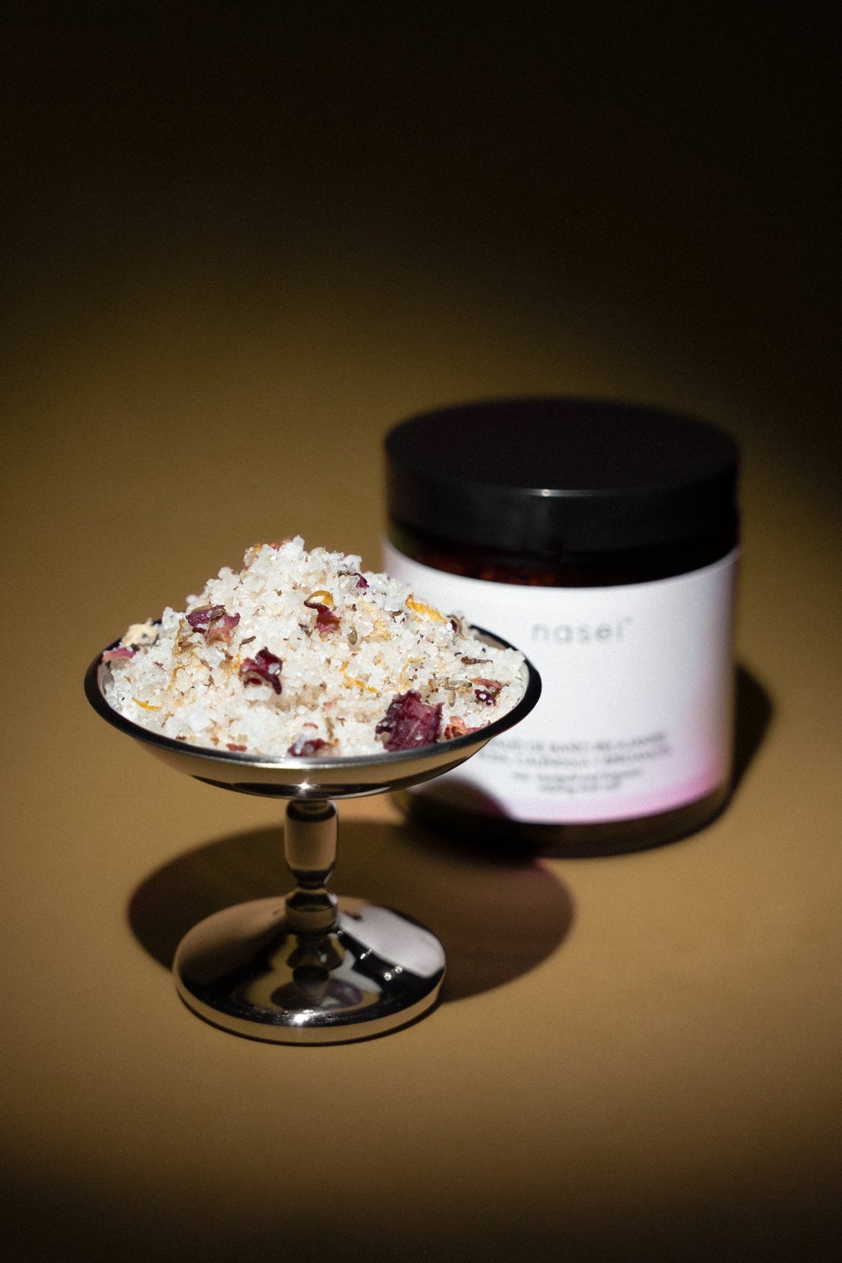 Sales de baño relajantes de rosa, caléndula y bergamota.